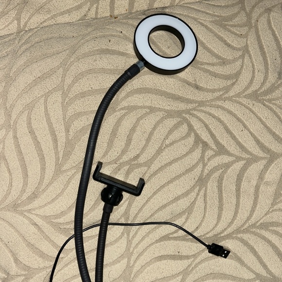 Small light ring with charger - Picture 2 of 10